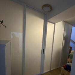 Hliníková dělící příčka s mléčným sklem