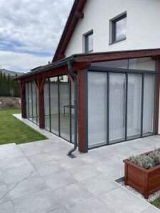 Zasklená pergola s moderním posuvným zasklením u rodinného domu