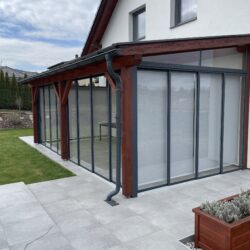 Zasklená pergola s moderním posuvným zasklením u rodinného domu