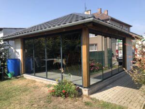 Zasklená pergola s moderním posuvným zasklením u rodinného domu