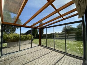 Zasklená pergola s moderním posuvným zasklením u rodinného domu