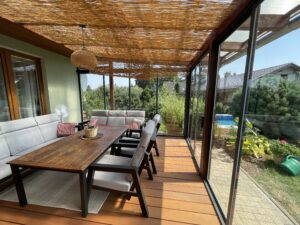 Zasklená pergola s moderním posuvným zasklením u rodinného domu