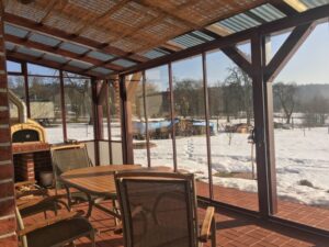 Zasklená pergola s moderním posuvným zasklením u rodinného domu