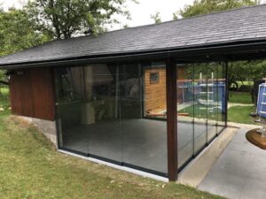 Posuvné zasklení pergoly cena – řešení na míru podle rozměrů