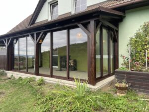 Posuvné zasklení pergoly cena – řešení na míru podle rozměrů