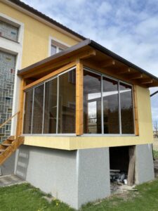 Posuvné zasklení pergoly cena – řešení na míru podle rozměrů