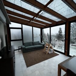 Celoroční zimní zahrada na terase interier v zimě