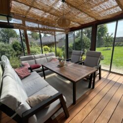 Interier zasklené dřevěné pergoly