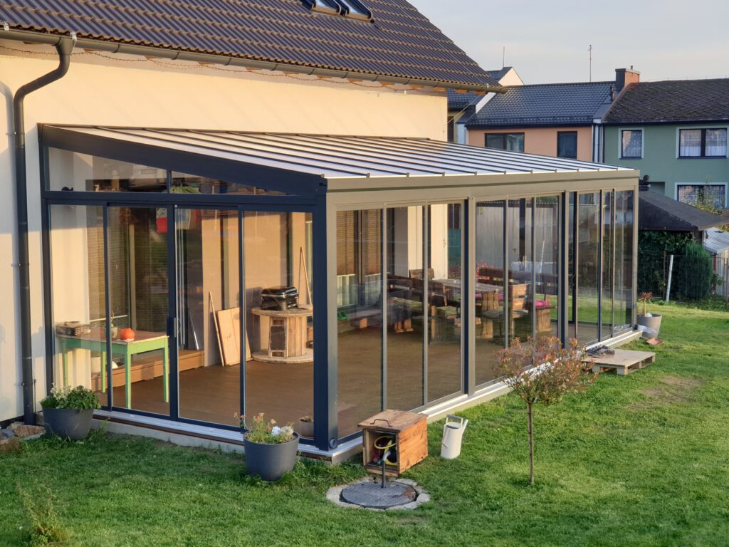 Moderní hliníková zimní zahrada Karásek s integrovaným odvodem vody a čistým designem.