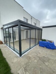 elkový exteriérový pohled na sezónní zimní zahradu s posuvným zasklením