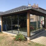 Zasklená pergola s moderním posuvným zasklením u rodinného domu