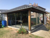 Zasklená pergola s moderním posuvným zasklením u rodinného domu
