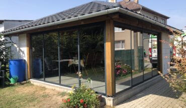 Zasklená pergola s moderním posuvným zasklením u rodinného domu
