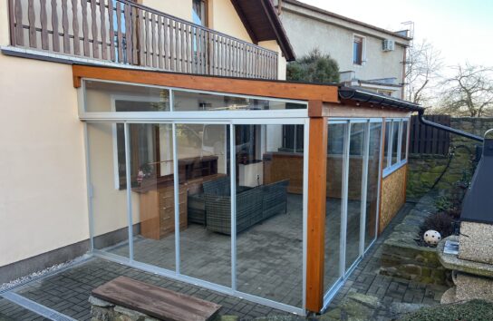 Rámové zasklení pergoly v eloxovaném hliníku