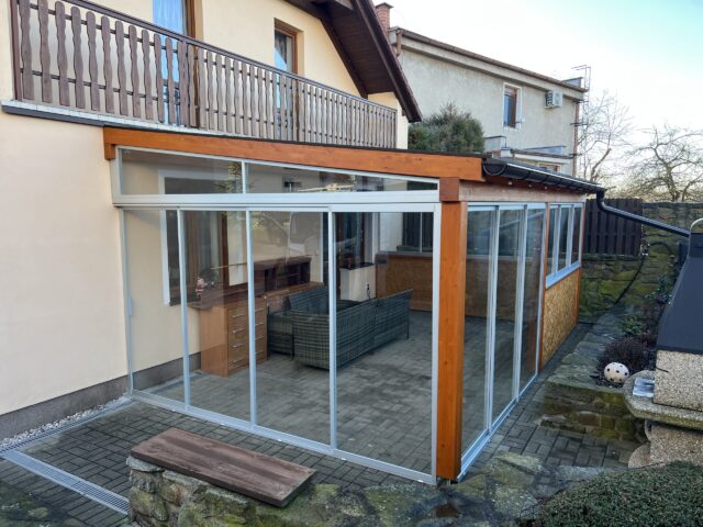 Rámové zasklení pergoly v eloxovaném hliníku