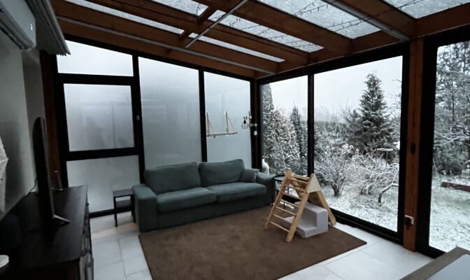 Celoroční zimní zahrada na terase interier v zimě