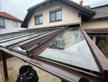 Detail horní dvoudílné krycí lišty v barvě RAL 8017 zajišťující stoprocentní těsnost prosklené střechy pergoly bez zatékání.