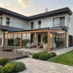 Fotografie realizované dřevěné zimní zahrady s vysunutou markýzou