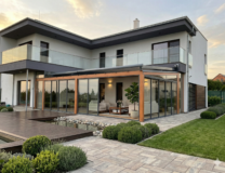 Fotografie realizované dřevěné zimní zahrady s vysunutou markýzou