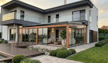 Fotografie realizované dřevěné zimní zahrady s vysunutou markýzou