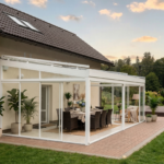 Moderní bílé zastřešení terasy Karásek realizované u rodinného domu v minimalistickém stylu