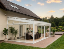 Moderní bílé zastřešení terasy Karásek realizované u rodinného domu v minimalistickém stylu