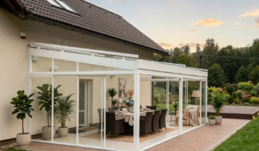 Moderní bílé zastřešení terasy Karásek realizované u rodinného domu v minimalistickém stylu