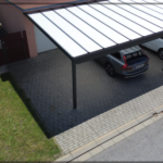 Realizovaný hliníkový přístřešek pro 2 vozy u rodinného domu