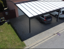 Realizovaný hliníkový přístřešek pro 2 vozy u rodinného domu